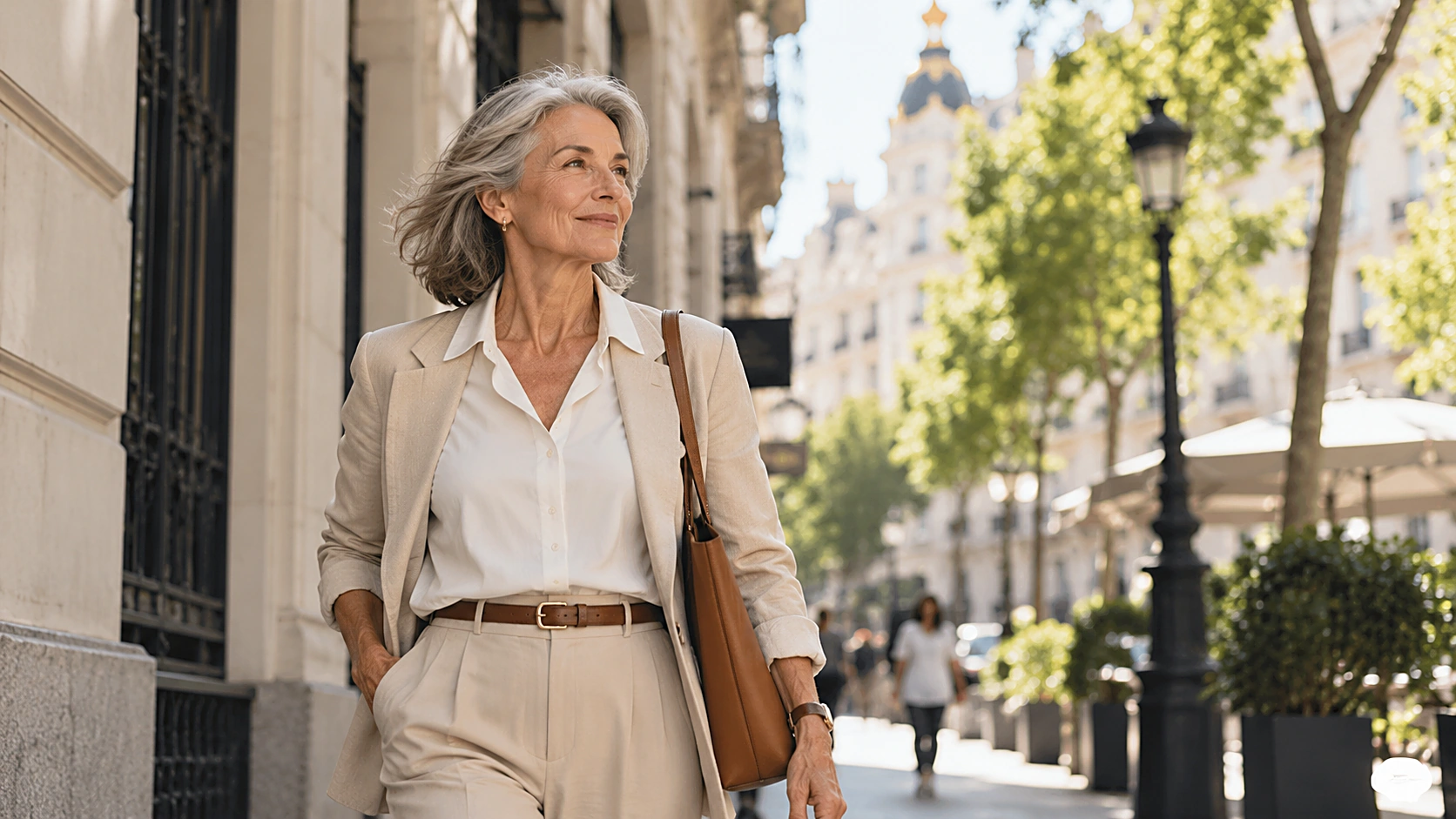Mujer mayor caminando con paso firme por una calle arbolada de Madrid